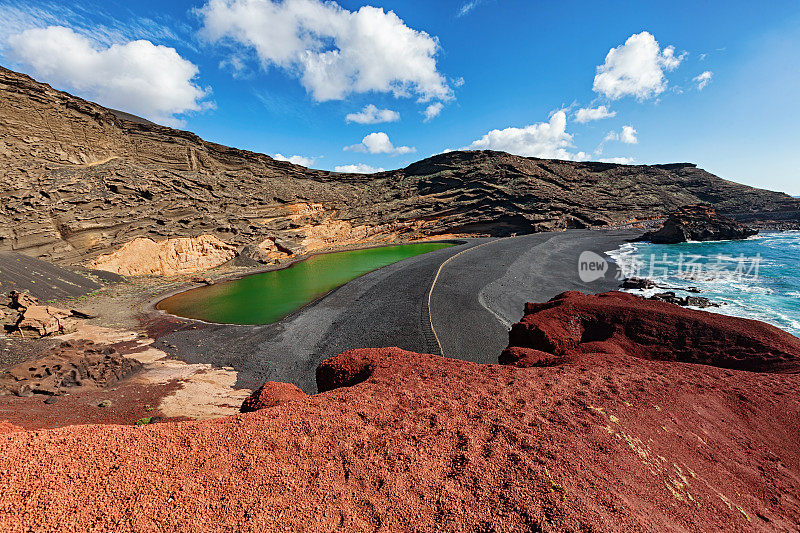 火山湖El Golfo，兰萨罗特，加那利群岛，西班牙的广角全景